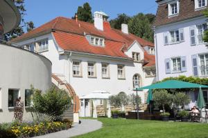 eine Gruppe weißer Gebäude mit roten Dächern in der Unterkunft Bad Hotel Überlingen in Überlingen