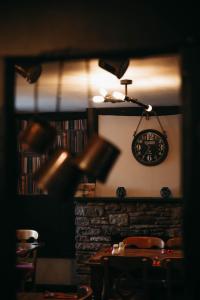 una habitación con un reloj en la pared y una mesa en Three Horseshoes Inn, en Hereford