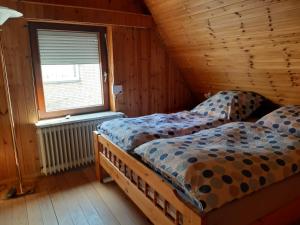 2 camas individuais num quarto com uma janela em Ferienhaus Heide Zentrum em Heide