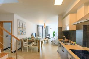 cocina y sala de estar con mesa y sillas en BRUNO'S HOME, en Cotillo