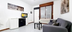 - un salon avec un canapé et une télévision dans l'établissement GUEST HOLIDAY LIEBIG, à Reggio d'Émilie