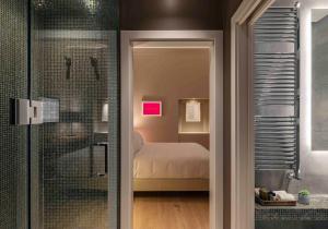 łazienka z prysznicem i łóżkiem w pokoju w obiekcie BSJ15-Borgo San Jacopo Room we Florencji