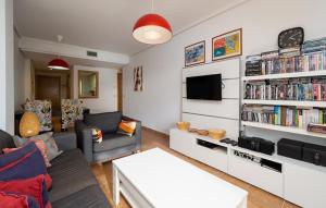 uma sala de estar com um sofá e uma televisão em Vera Playa Casa Nova em Vera