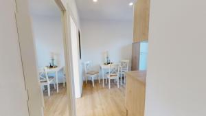 eine Küche und ein Esszimmer mit einem Tisch und Stühlen in der Unterkunft Ferienwohnung Burgau in Burgau