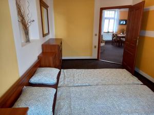 Postel nebo postele na pokoji v ubytování Penzion U školy