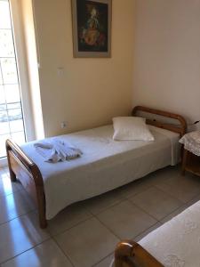a bedroom with a bed in a room at Villa Amalaya in Flampouria