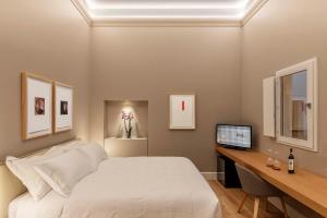 Łóżko lub łóżka w pokoju w obiekcie BSJ15-Borgo San Jacopo Room