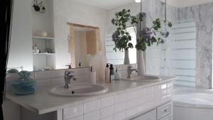uma casa de banho com 2 lavatórios e um espelho em La Villa Escuris em Escures-sur-Favières