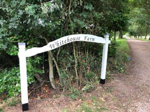 ein weißes Schild auf einer Straße in der Unterkunft Little Oaks in Stowmarket