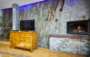 Televízia a/alebo spoločenská miestnosť v ubytovaní 2 Bedroom Nice Apartment In La Omañuela