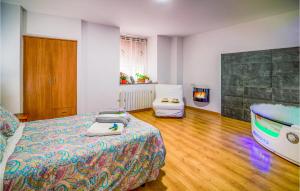 Posteľ alebo postele v izbe v ubytovaní 2 Bedroom Nice Apartment In La Omañuela