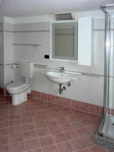 ein Bad mit einem WC und einem Waschbecken in der Unterkunft Casa Vacanze IL BEARČ in Feltrone