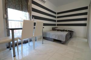 um quarto com paredes listradas em preto e branco e uma cama em Sneky em Pula