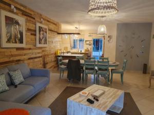 ein Wohnzimmer mit einem Sofa und einem Tisch in der Unterkunft Little Venice villas in Flic-en-Flac