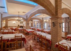 Restoran või mõni muu söögikoht majutusasutuses Hospederia del Zenete