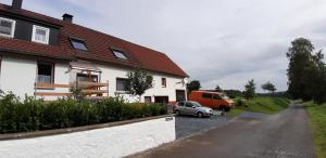 a house with a car parked in a driveway at Ferienwohnung Ruhrort in Brilon