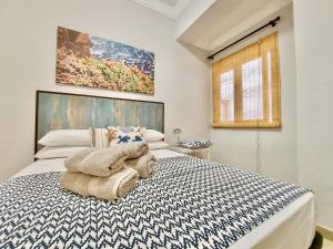 Säng eller sängar i ett rum på Aromas Suites Apartments