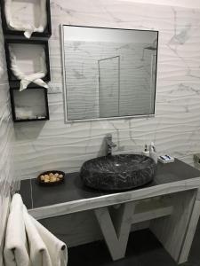 La salle de bains est pourvue d'un lavabo et d'un grand miroir. dans l'établissement Coral Village Family, à Santa Bárbara de Samaná