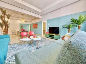 Televízia a/alebo spoločenská miestnosť v ubytovaní Aromas Suites Apartments