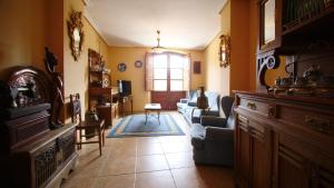 - un salon avec un canapé et une table dans l'établissement Casa Rural Plaza Vieja Saldaña, à Saldaña