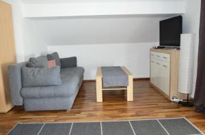 ein Wohnzimmer mit einem Sofa und einem Tisch in der Unterkunft Ferienwohnung Nico in Mühlbach am Hochkönig