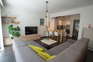- un salon avec un canapé et une salle à manger dans l'établissement logerenoostende, à Ostende