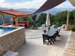 En generel udsigt til bjerge eller udsigt til bjerge taget fra feriehuset