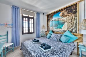 sypialnia z łóżkiem z malowidłem ściennym w obiekcie Vivienda Vacacional Timanfaya w Puerto del Carmen