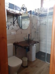 A bathroom at Apartamentos y Casa La Paredana, agroturismo