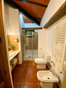 a bathroom with two toilets and a shower at La Buganvilla in Córdoba