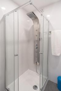 una ducha con mampara de cristal en un baño en Foz - West Shore Retreat, en Caldas da Rainha