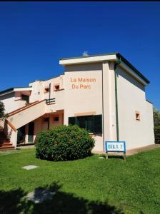 ein Gebäude mit einem Schild, das la mason dip park liest in der Unterkunft La Maison Du Parc in SantʼAndrea Apostolo dello Ionio