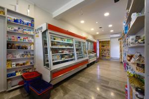 un pasillo de una tienda de comestibles con un carro de comida en una tienda en Pension Elena en Ágios Nikólaos