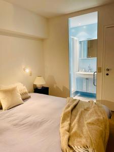 Tempat tidur dalam kamar di Westside Appartement met zicht op zee en het Rubensplein. Top Ligging!