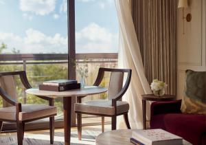 Posezení v ubytování Jumeirah Carlton Tower London