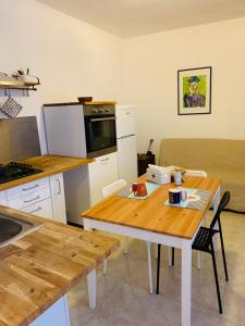 una cucina con tavolo in legno e piano di lavoro di Al Castello a Melfi
