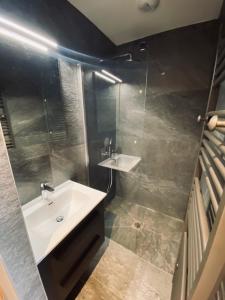 Ванная комната в CHALET CONFIDENTIEL VALMOREL - Chalet de Haut de Gamme 4 étoiles 12 personnes
