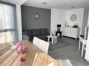 ein Wohnzimmer mit einem Tisch und einem Sofa in der Unterkunft Innenstadt Neumarkt-Schildergasse stylische Wohnung in Köln