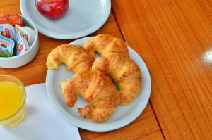 dos croissants en un plato en una mesa en Saint Honore en Mar del Plata