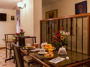 a dining room with a table with fruit on it at Hostal Siglo 21 in Tacna