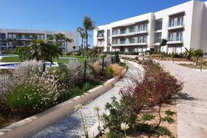 a building with a garden in front of a building at Apartamento exclusivo, en Costa Ballena, Cádiz in Chipiona