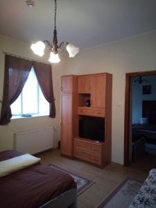 A bed or beds in a room at Brezovay Kastély Panzió