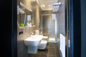 拿坡里的住宿－弗萊精品酒店，一间带水槽和卫生间的浴室