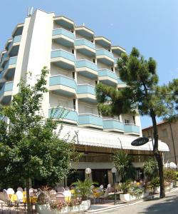 加提歐馬里的住宿－Hotel Welt，前面设有桌椅的建筑