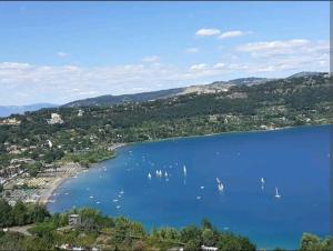 - Vistas a un gran lago con barcos en LaMaisonette, en Castel Gandolfo