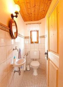 ein Bad mit einem WC und einem Waschbecken in der Unterkunft Ferienwohnung Braun in Rottach-Egern