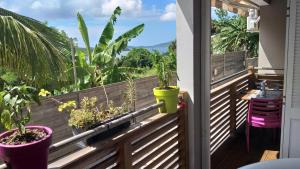 Un balcón o terraza en Charmant F2 classé, belle vue mer, spa, piscine, bateau