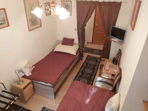 A bed or beds in a room at Brezovay Kastély Panzió Még 21 kép