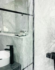 Casa Reale Boutique Hotel في فاليتا: حمام مع مرحاض ومغسلة ودش