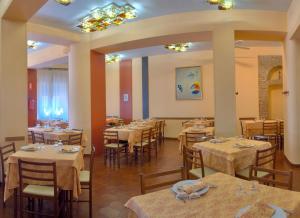 a dining room filled with tables and chairs at Hotel Giardinetto in Loreto